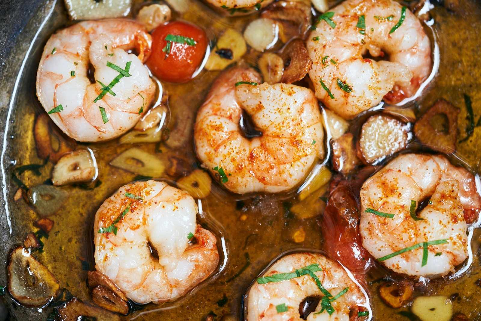 Gambas al ajillo con tomate, ajo laminado y perejil, vista cenital, en Bar Molino, Sóller