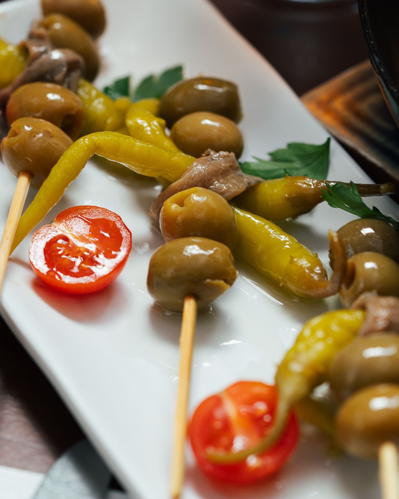 Gildas mit Olive, Peperoni und Sardelle, mit Kirschtomaten