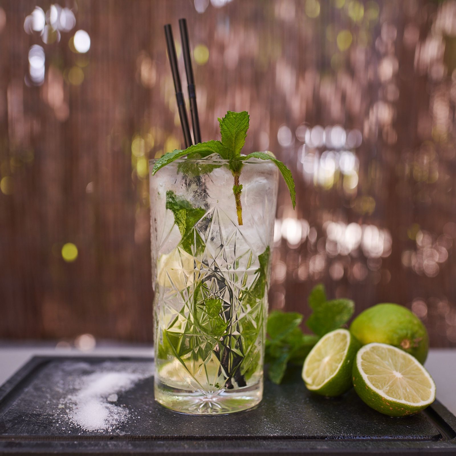 Mojito mit frischer Minze, Limette und Eis im hohen Glas