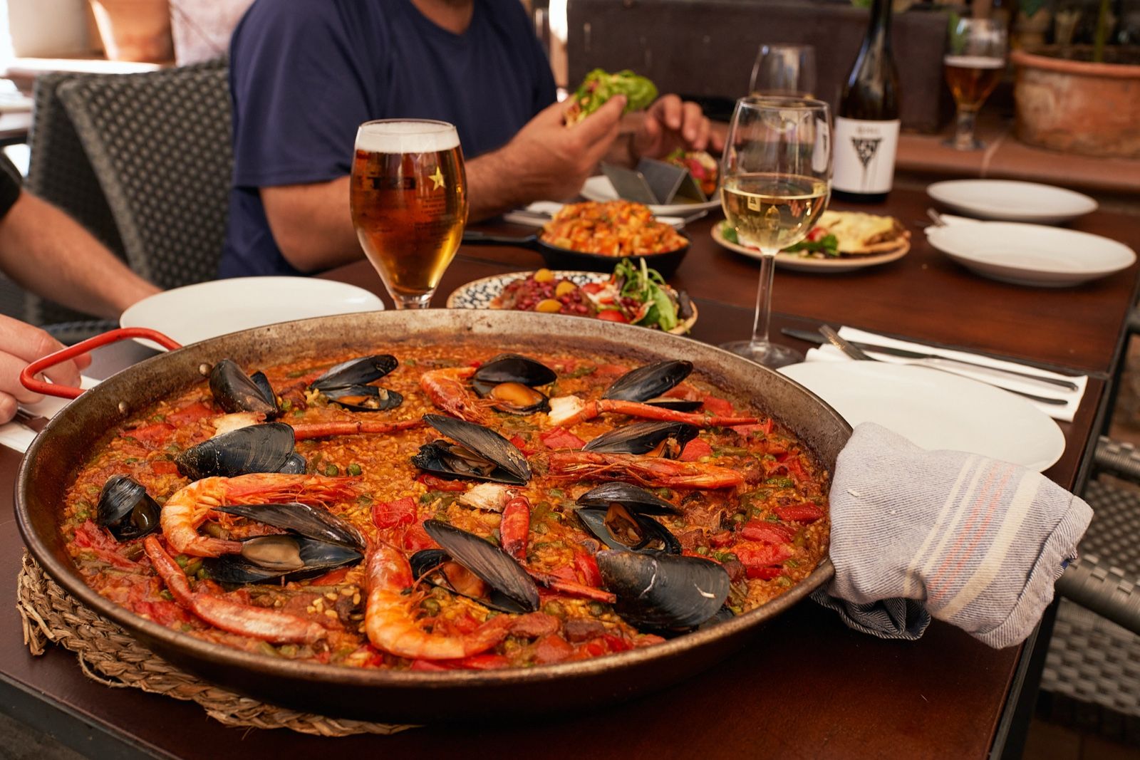 Paella mixta con gambas, mejillones y patas de cangrejo, recién servida en la mesa del Bar Molino, Sóller