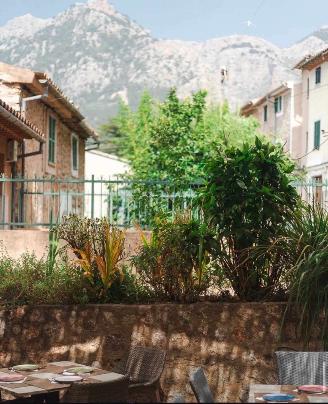 Terrasse des Bar Molino mit Tischen und Blick auf die Tramuntana-Berge
