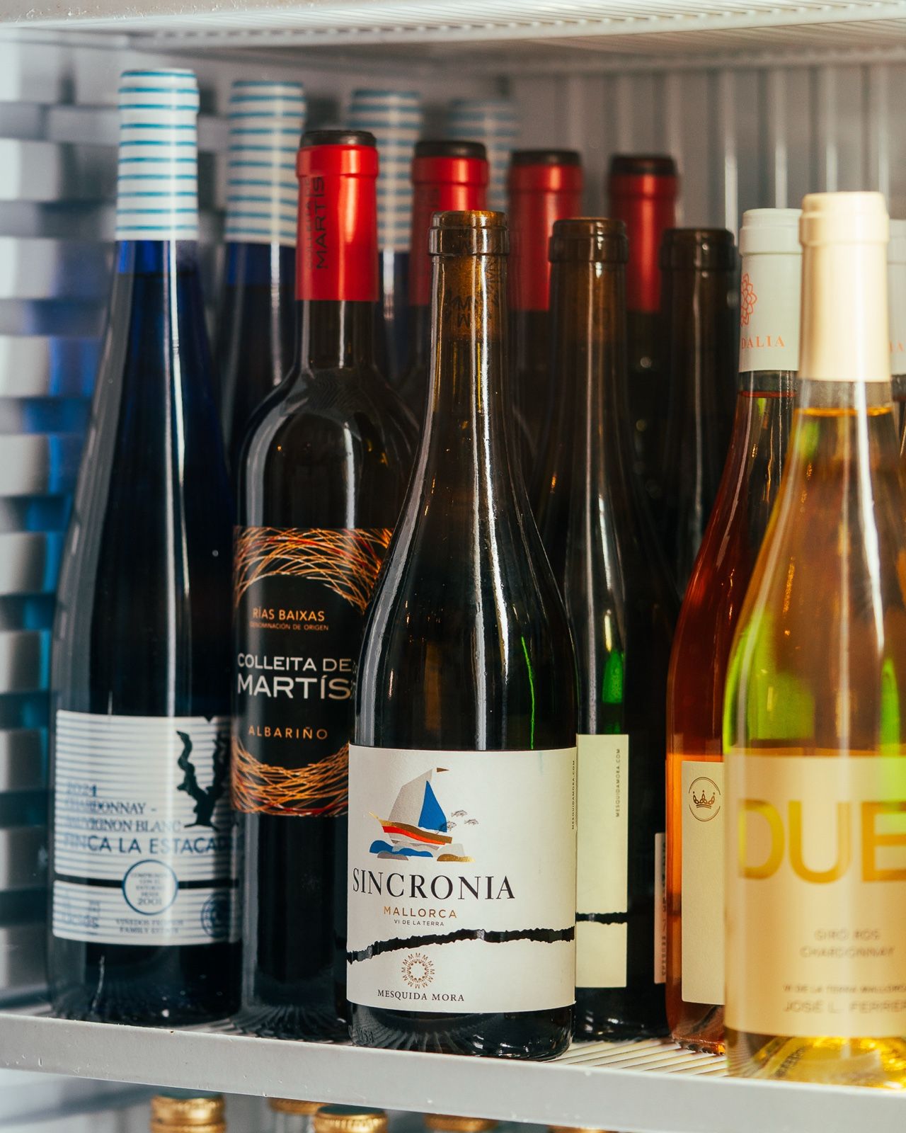 Weinauswahl des Bar Molino mit mallorquinischen Etiketten