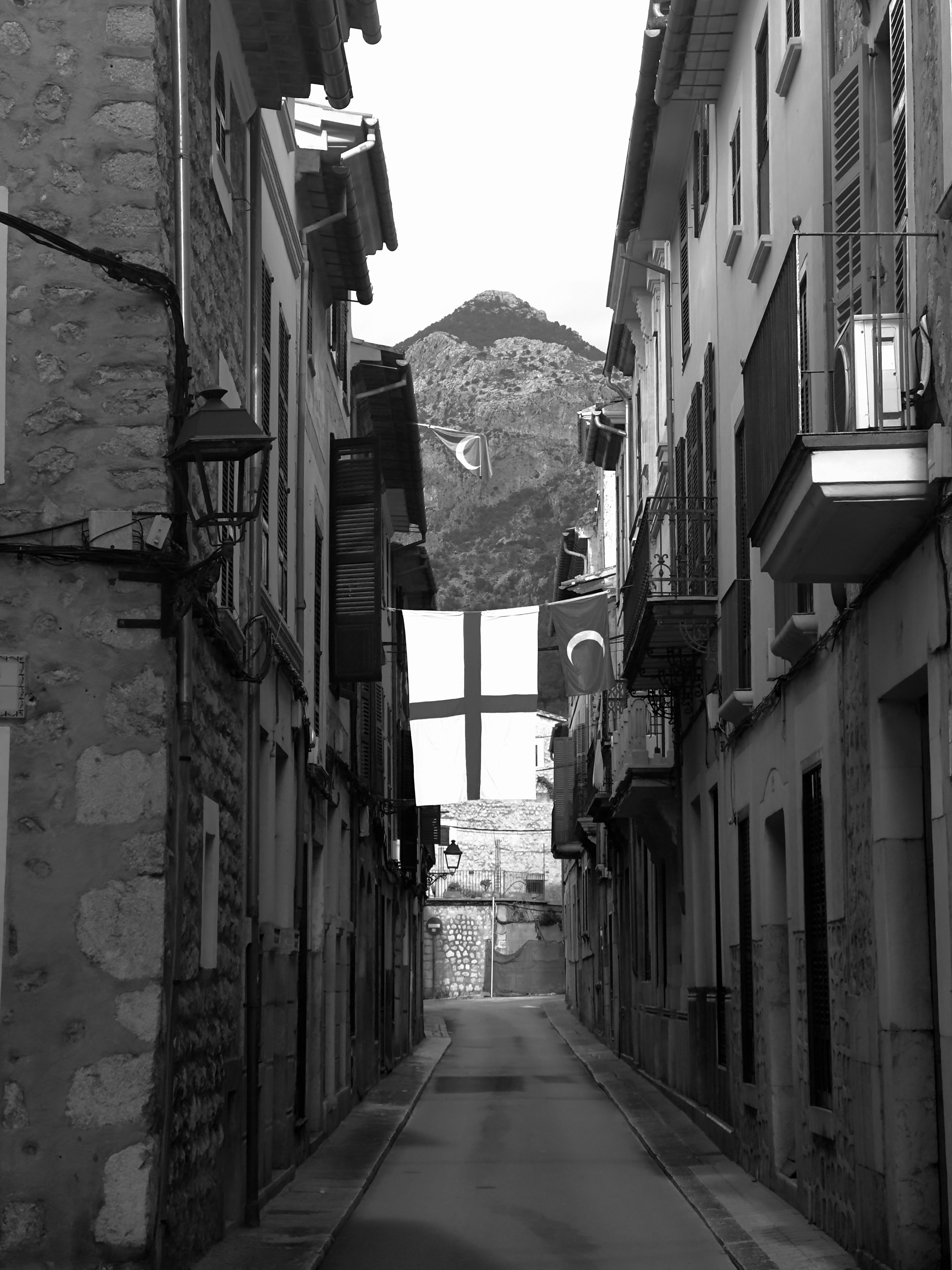 Calle empedrada de Sóller a la sombra de los árboles, camino del Bar Molino.