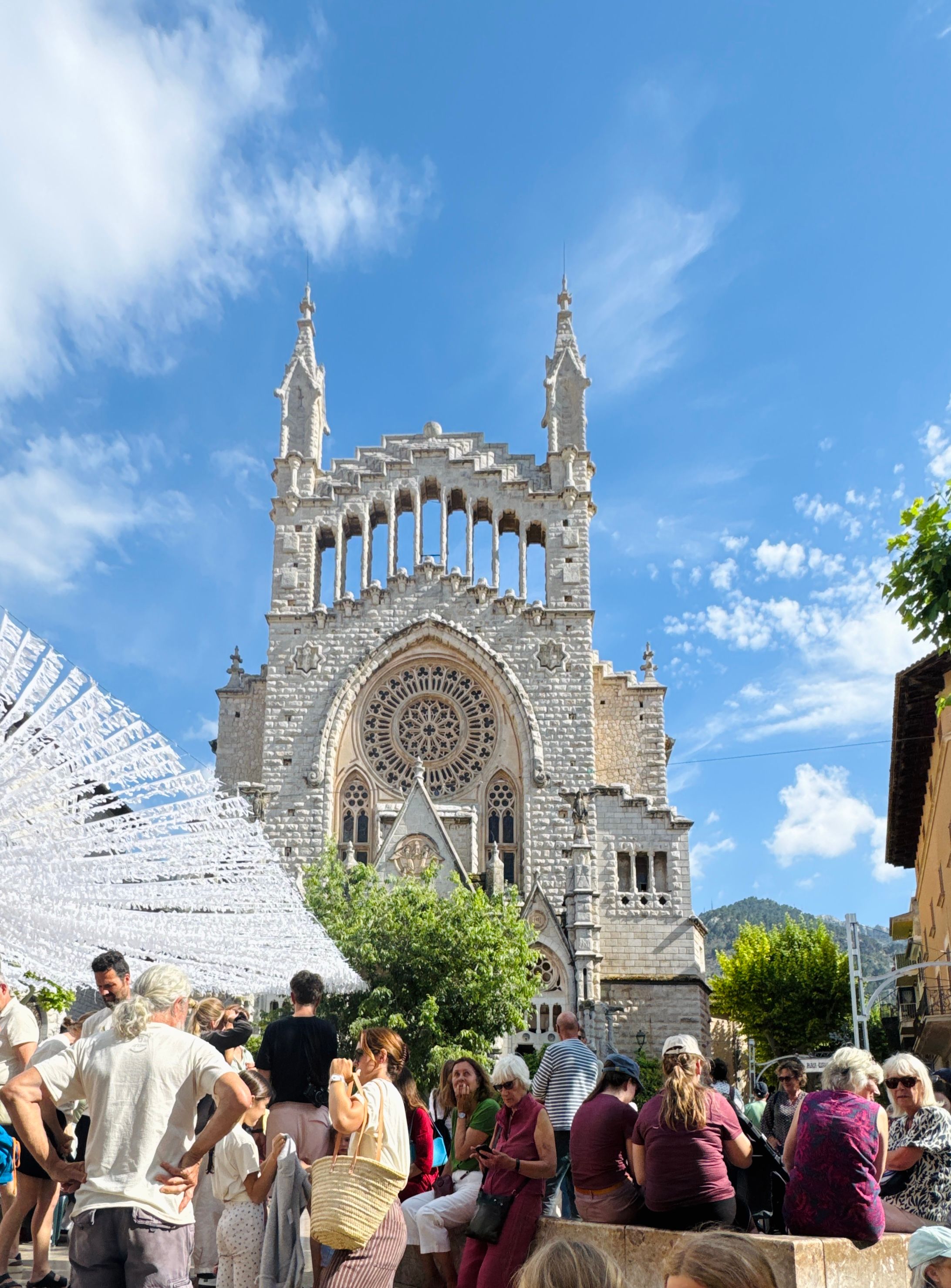La iglesia de Sant Bartomeu en la Plaza de la Constitución de Sóller, de estilo modernista.