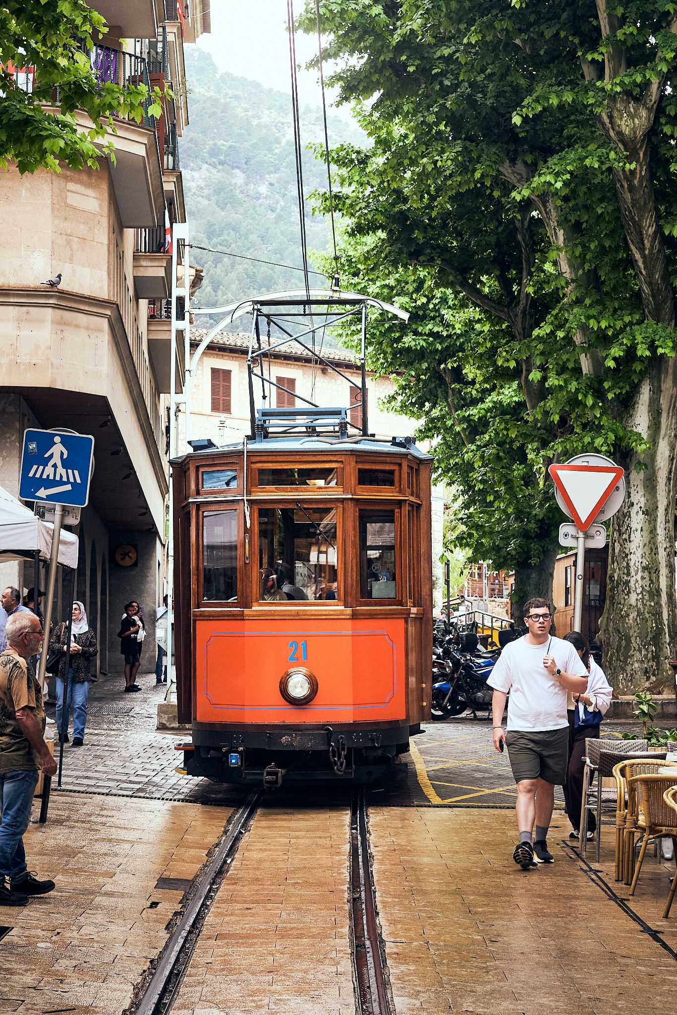 El histórico tranvía de madera de Sóller, de frente, en su recorrido por el pueblo.